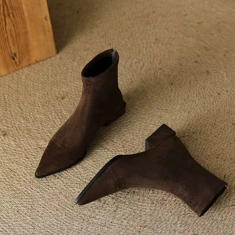 Botines Luna de tacón bajo y punta fina